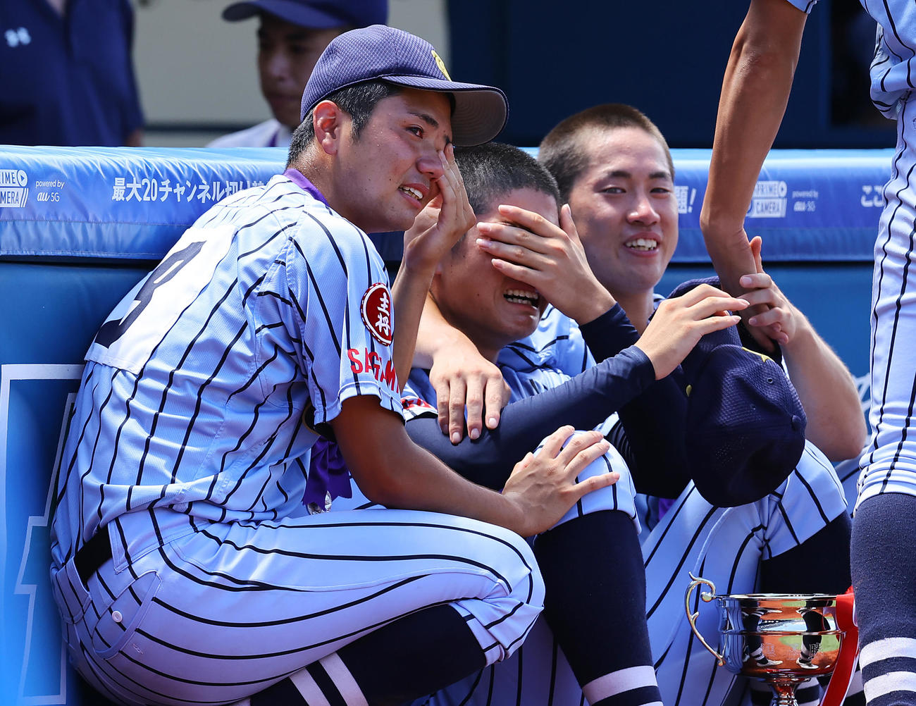 東海大相模対横浜　準優勝に終わり試合後、涙するナインのそばに笑顔で寄り添う東海大相模・松山（左）（撮影・垰建太）