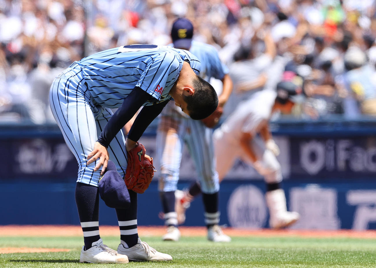 東海大相模対横浜　9回裏横浜2死二塁、萩（右）にサヨナラ適時打を許しがっくりと肩を落とす庄司（撮影・垰建太）
