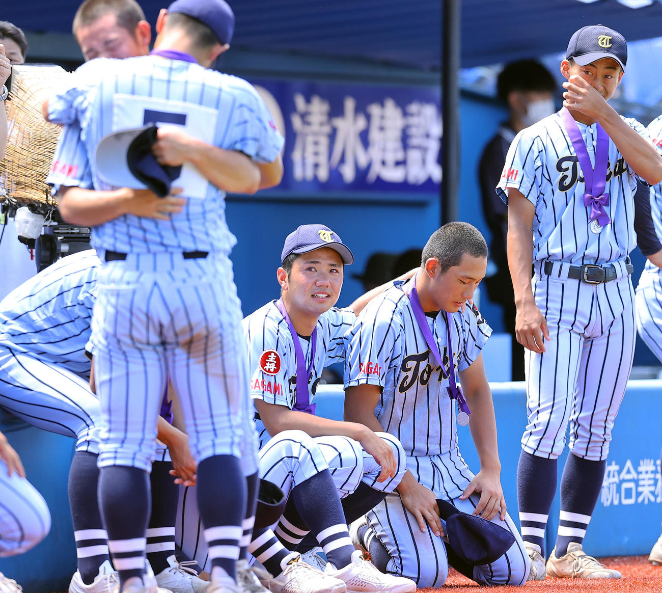 東海大相模対横浜　準優勝に終わり試合後、涙するナインのそばに笑顔で寄り添う東海大相模・松山（中央左）（撮影・垰建太）