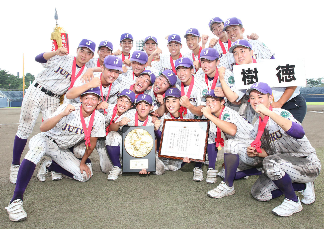 高崎健康福祉大高崎対樹徳　甲子園出場を決めた樹徳ナインは、最高の笑顔で記念撮影（撮影・宮地輝）
