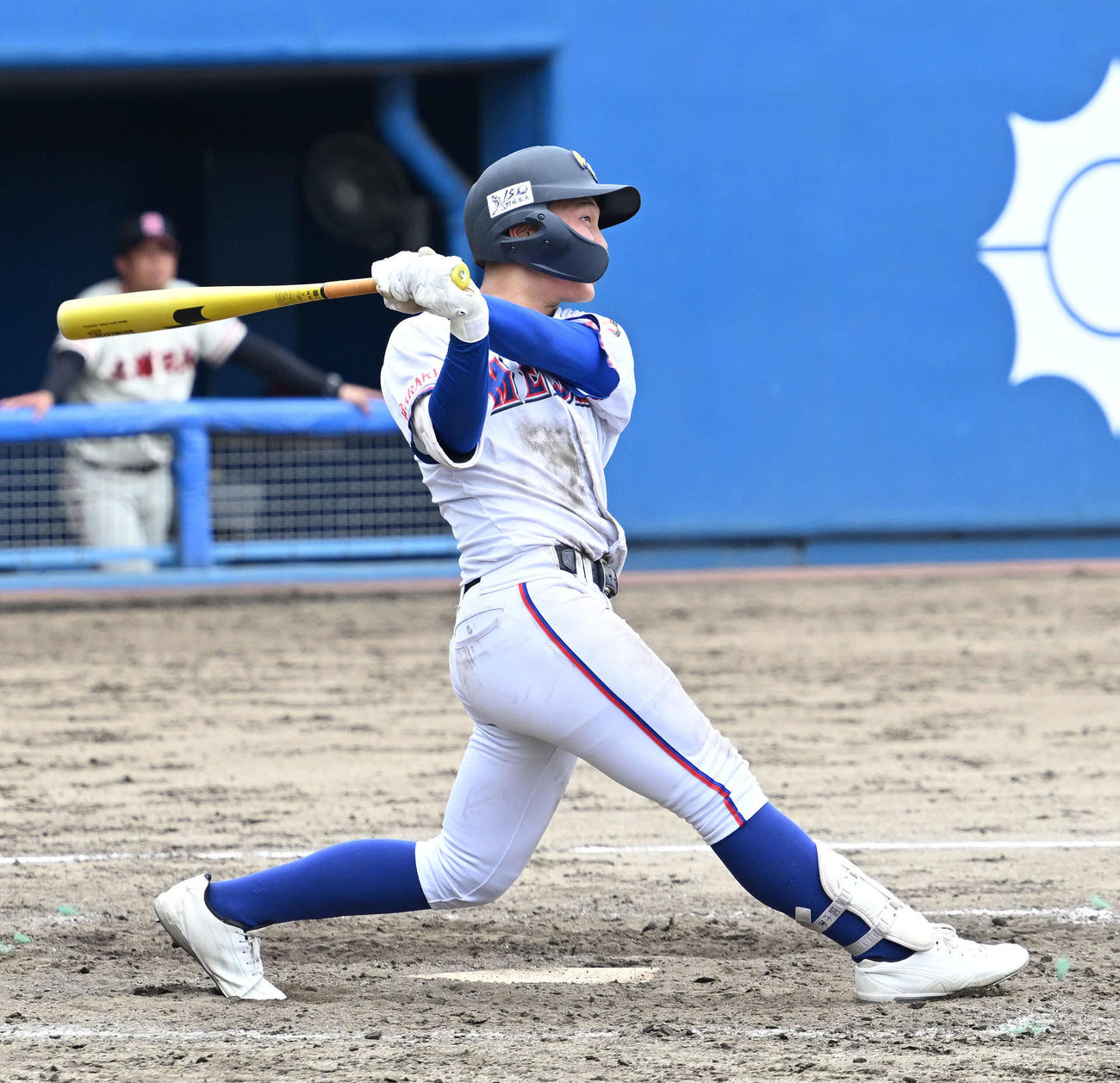 土浦日大対明秀学園日立　5回裏明秀学園日立1死二塁、本坊は適時三塁打を放つ（撮影・滝沢徹郎）