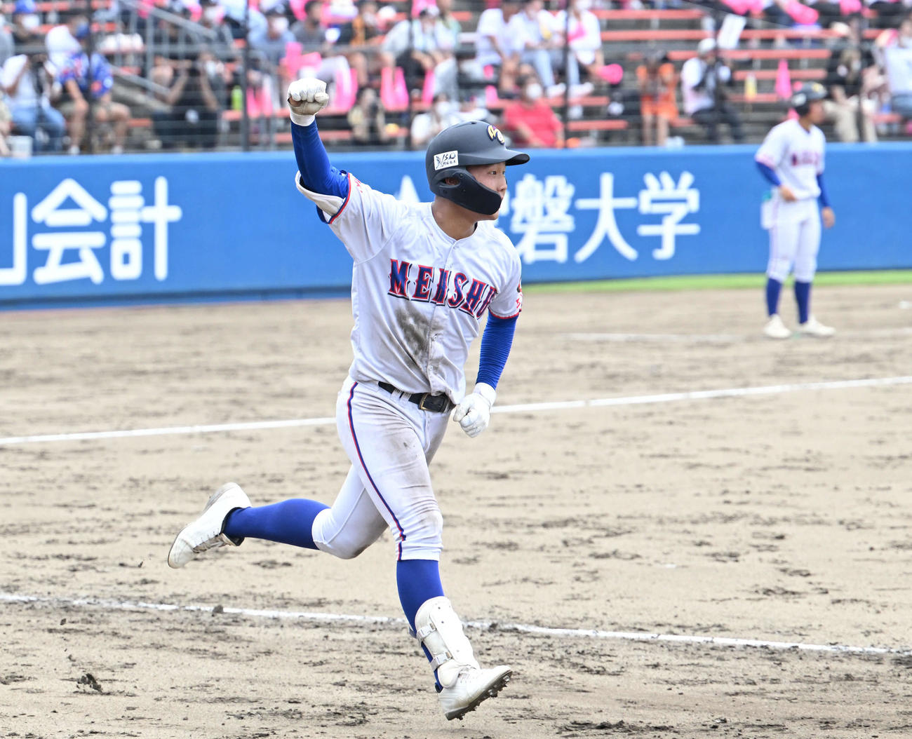 土浦日大対明秀学園日立　5回裏明秀学園日立1死二塁、本坊は適時三塁打を放ちガッツポーズする（撮影・滝沢徹郎）