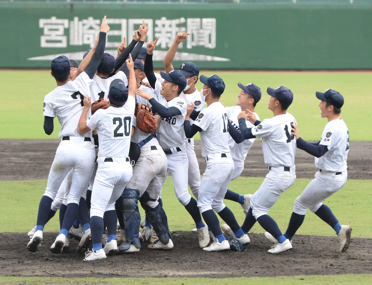富島対宮崎西　甲子園出場を決め、歓喜に沸く富島ナイン（撮影・只松憲）