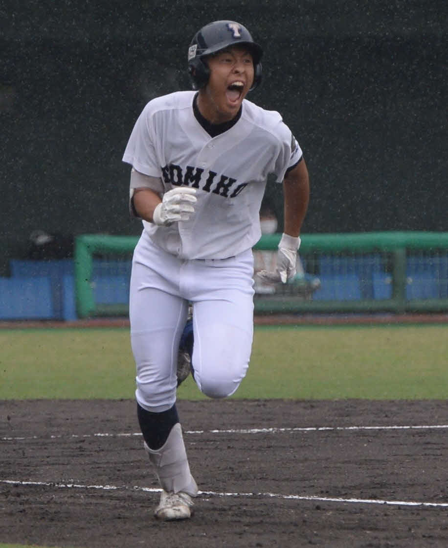 富島対宮崎西　1回裏富島2死一、三塁、椎葉は先制の左前適時打を放って叫ぶ（撮影・只松憲）