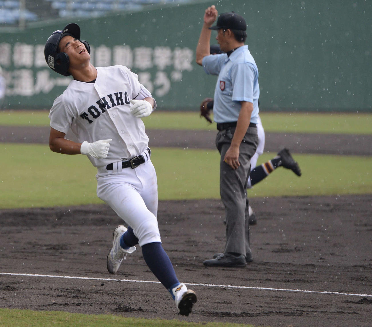 富島対宮崎西　2回裏富島2死二塁、好機で凡退し、悔しがる坂本（撮影・只松憲）
