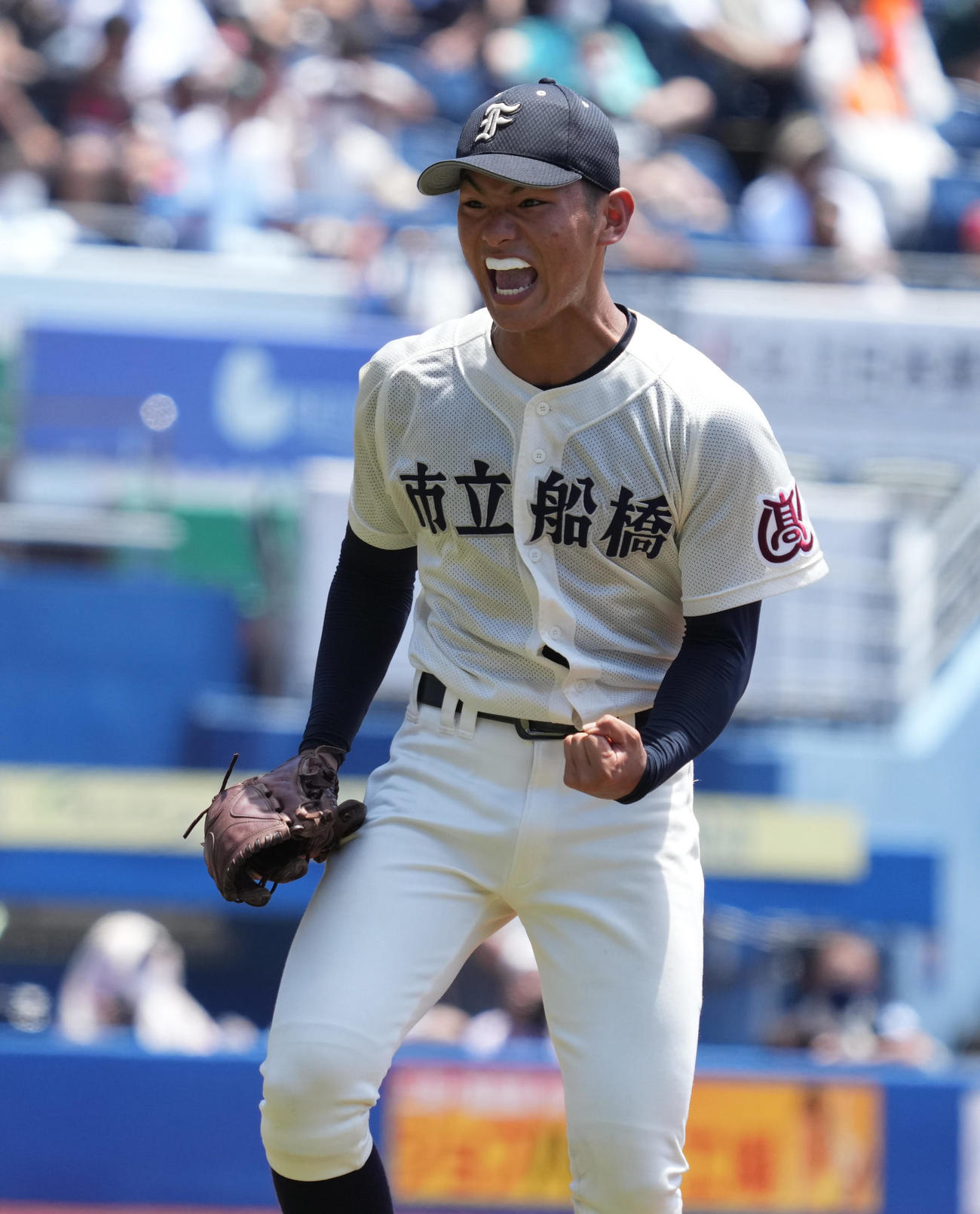 市船橋対木更津総合、5回裏木更津総合1死一、二塁、市船橋先発の森本哲星は中西を二ゴロ併殺打に仕留めガッツポーズ（撮影・小沢裕）