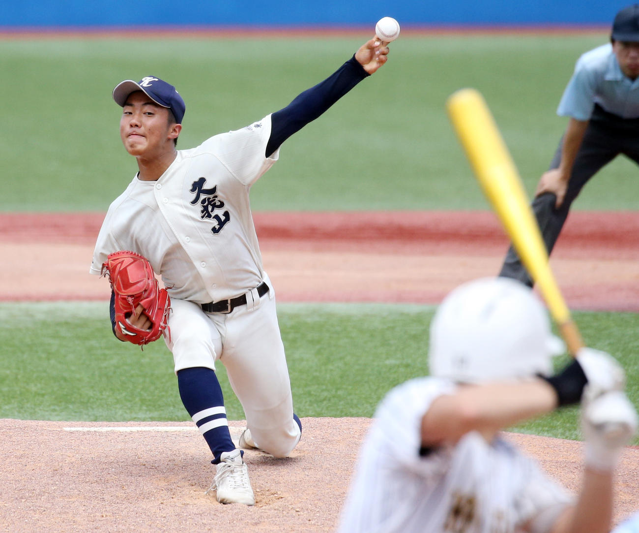国士舘対国学院久我山　力投する国学院久我山・松本（撮影・野上伸悟）