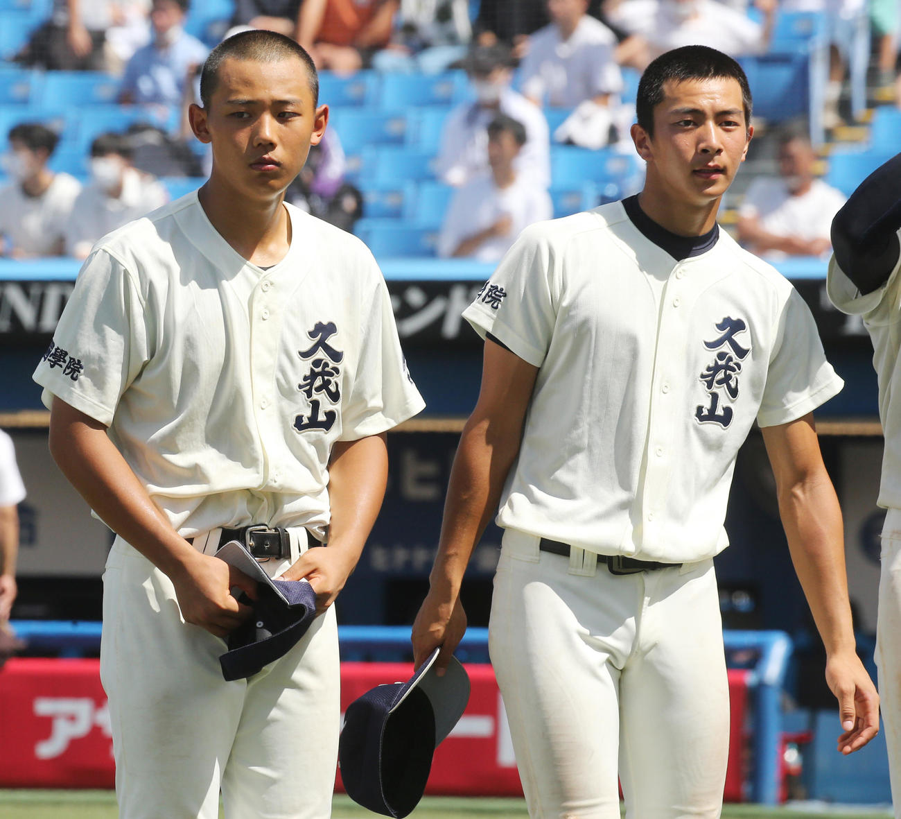 国士舘対国学院久我山　2－8で敗れ無念の表情で応援席にあいさつする国学院久我山・矢野（左）と下川辺（撮影・野上伸悟）