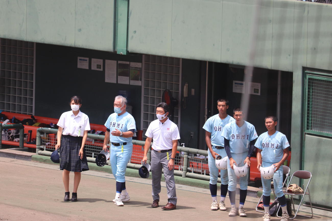 近江対比叡山　試合終了直後の多賀章仁監督ら（撮影・竹本穂乃加）