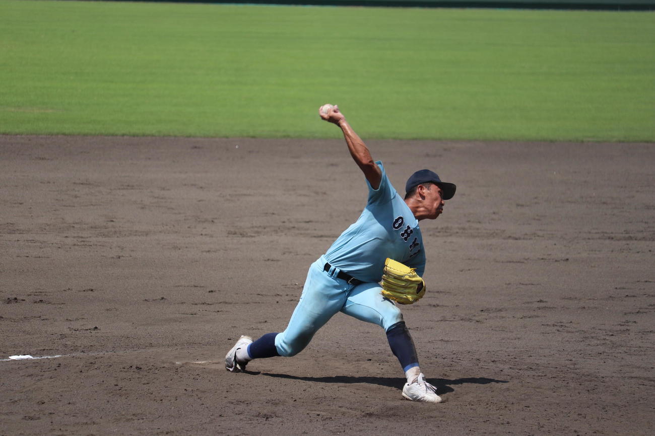 近江対比叡山　3回から登板した山田陽翔投手（撮影・竹本穂乃加）