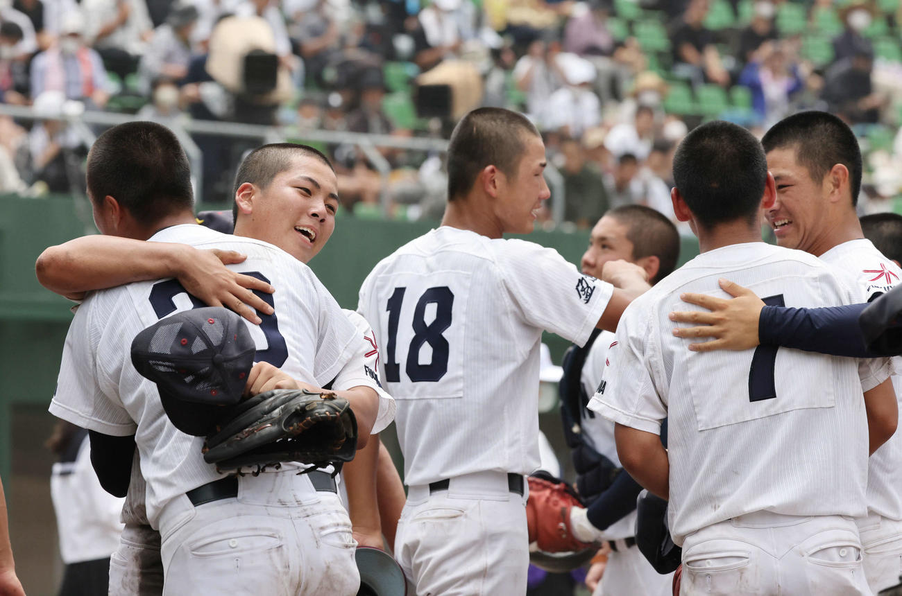 高校野球広島大会決勝　優勝した盈進ナイン（撮影・加藤孝規）