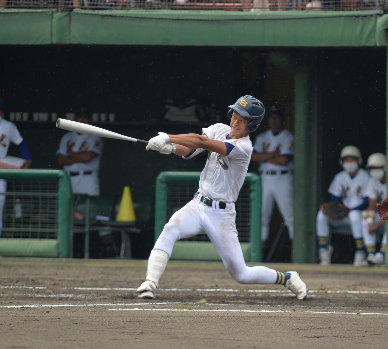 聖光学院対光南　5回1死一、三塁、右越えの勝ち越し3点本塁打を放つ聖光学院・安田（撮影・濱本神威）