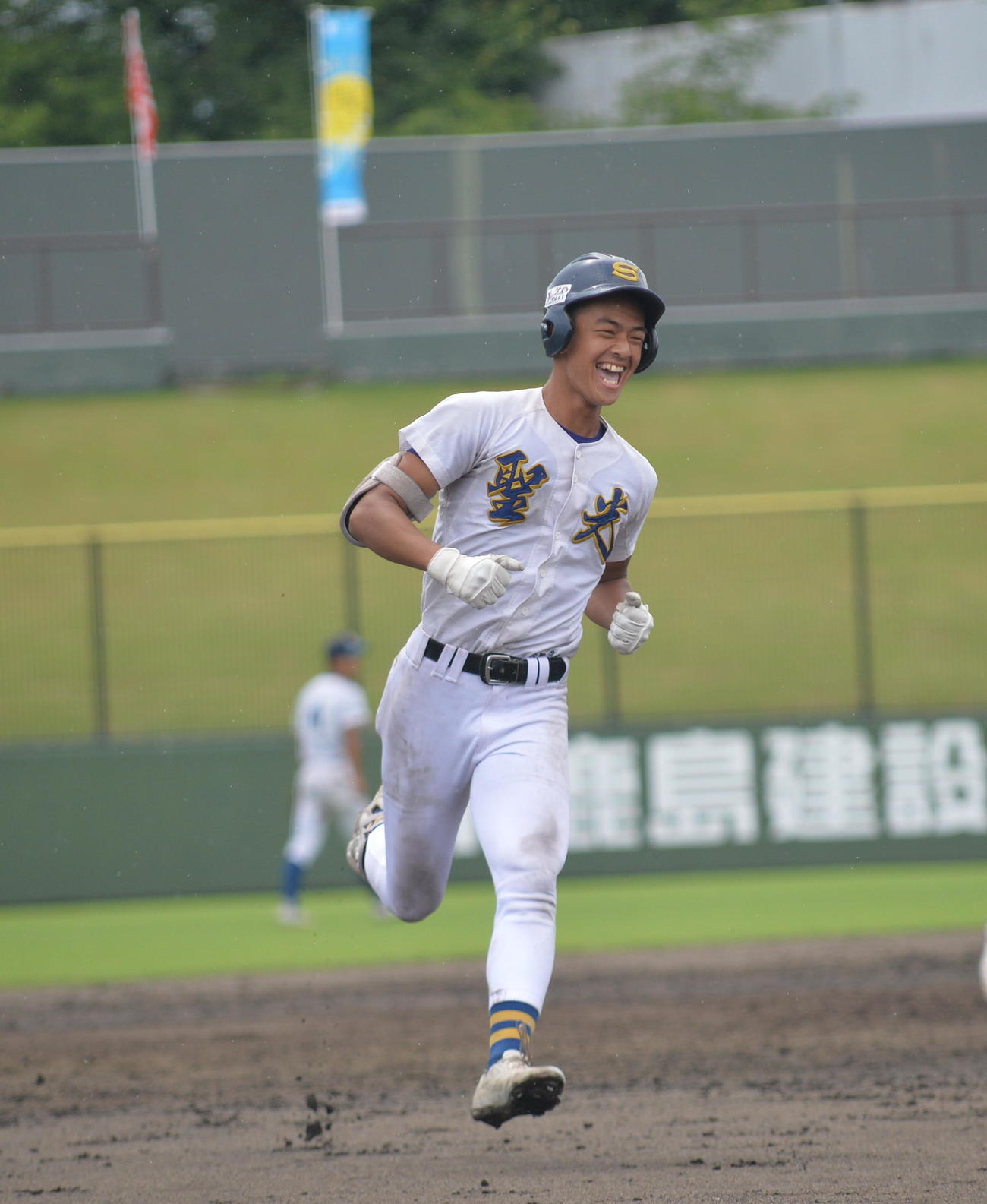 聖光学院対光南　5回1死一、三塁、右越えの勝ち越し3点本塁打を放ち笑顔でダイヤモンドを一周する聖光学院・安田（撮影・濱本神威）