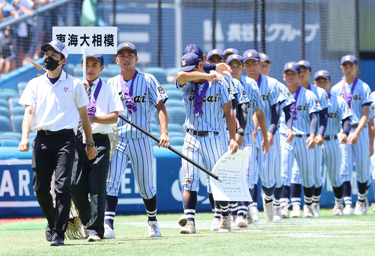 東海大相模対横浜　準優勝に終わり涙を流しながら場内一周する東海大相模・松山（左から3人目）らナイン（撮影・垰建太）