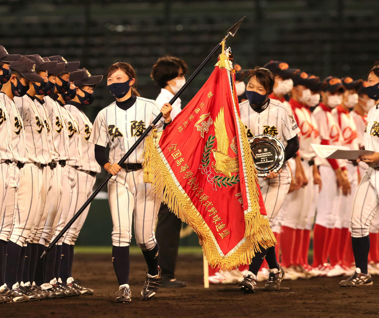 21年8月22日、高知中央対神戸弘陵　優勝旗を手に列に戻る神戸弘陵・小林主将
