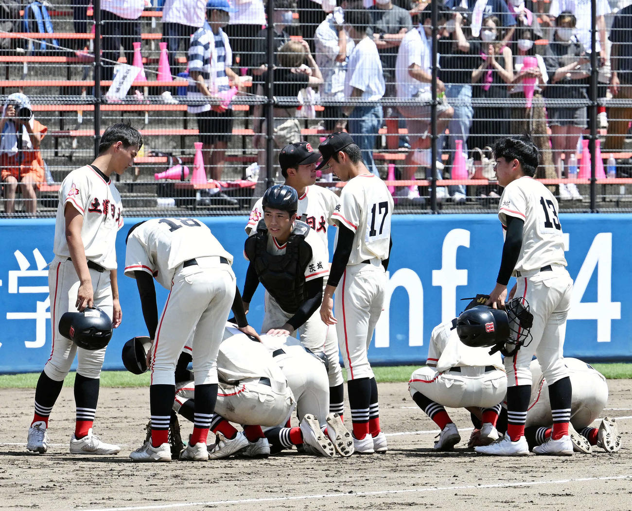 土浦日大対明秀学園日立　試合に敗れ肩を落とす土浦日大の選手たち（撮影・滝沢徹郎）