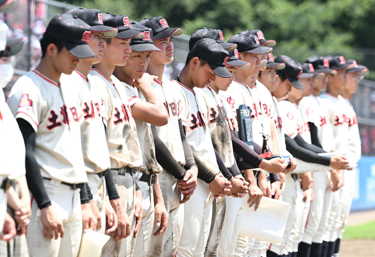 土浦日大対明秀学園日立　試合後の表彰式で悔しげな表情で整列する土浦日大の選手たち（撮影・滝沢徹郎）
