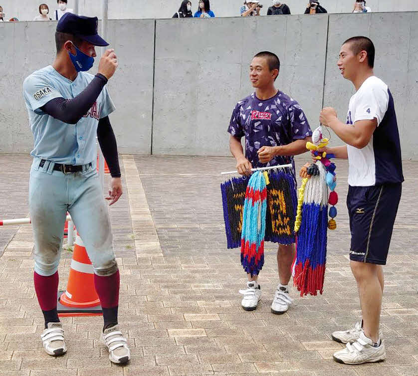 敗れた近大付の選手（左）から千羽鶴を贈られる履正社の選手たち（撮影・堀まどか）
