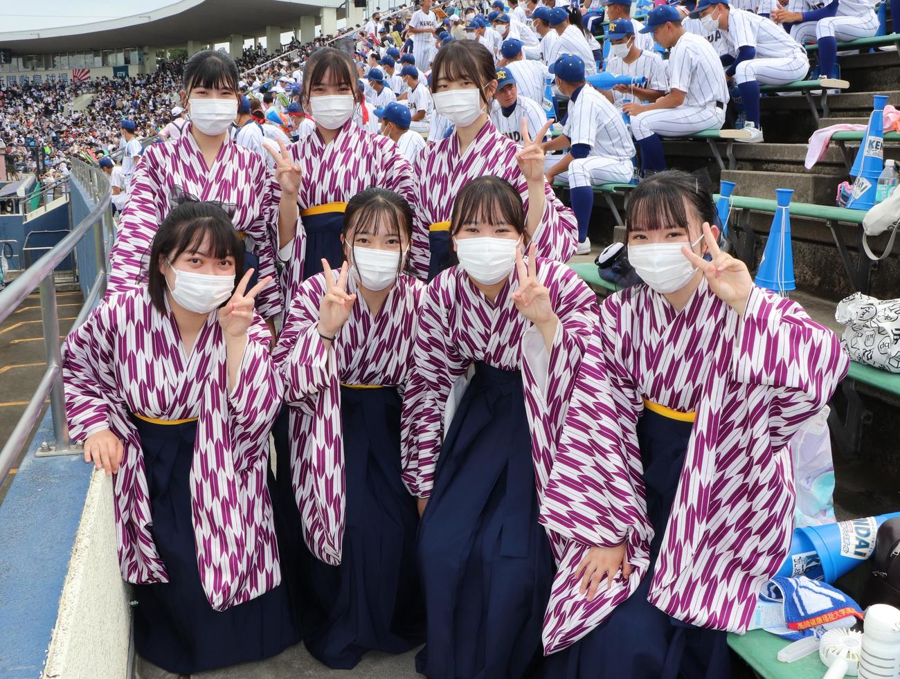 高崎健康福祉大高崎　袴を着て応援する7人の応援部（撮影・星夏穂）