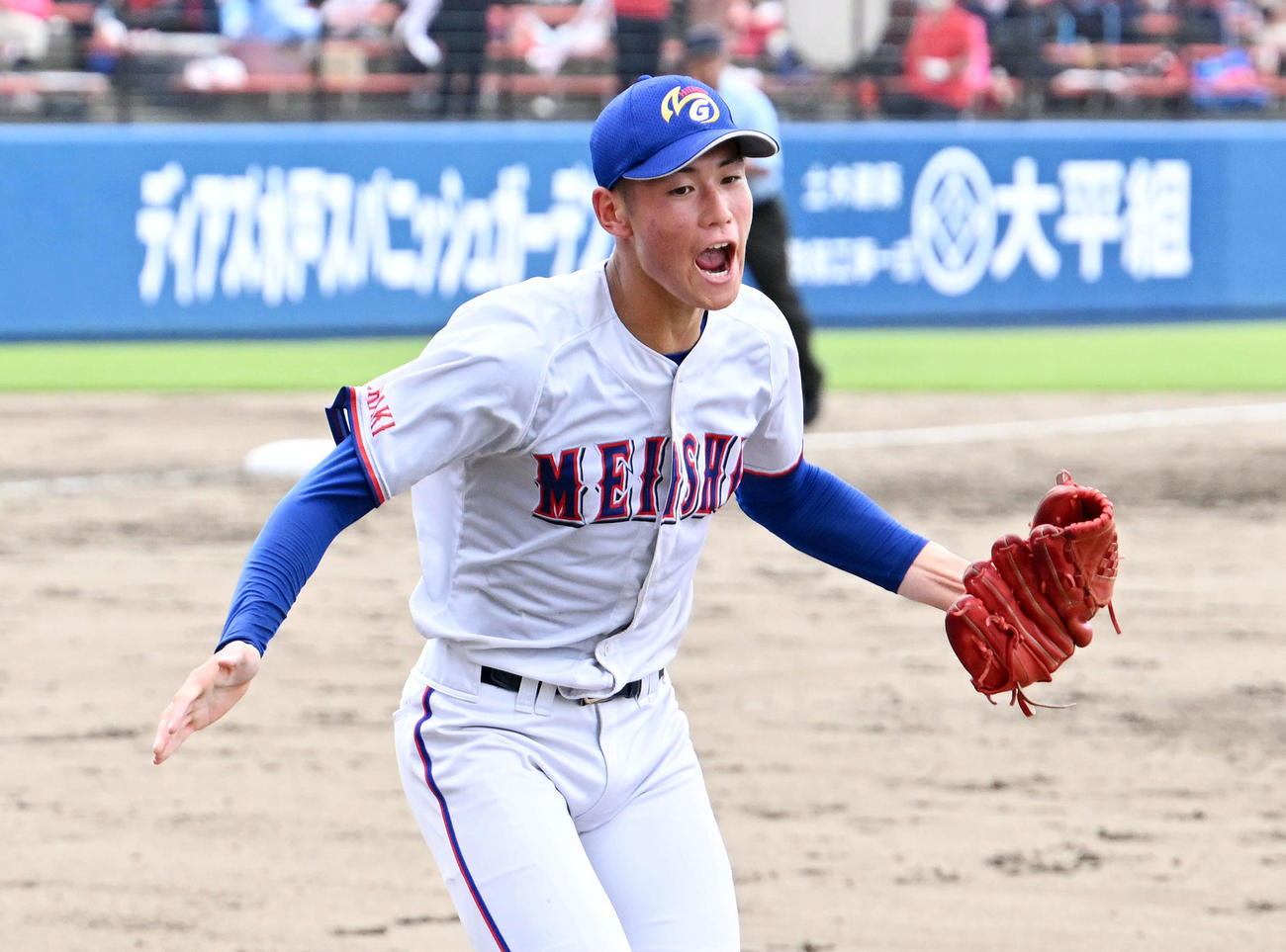 土浦日大対明秀学園日立　5回を投げ終えグラブをたたく明秀学園日立先発の猪俣（撮影・滝沢徹郎）