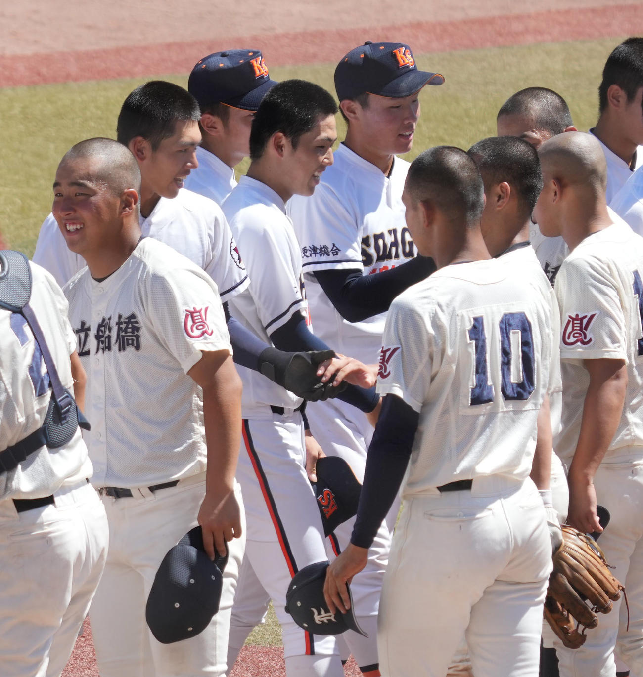 市船橋対木更津総合、試合後に優勝した市船橋ナインと健闘をたたえ合う木更津総合先発・越井（中央）（撮影・小沢裕）