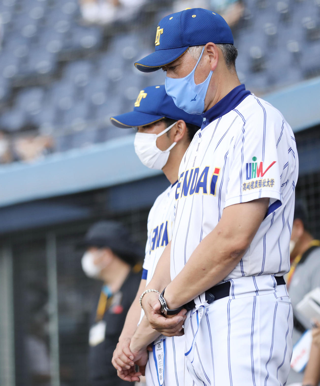 決勝で敗れ下を向く健大高崎・青柳監督（撮影・宮地輝）