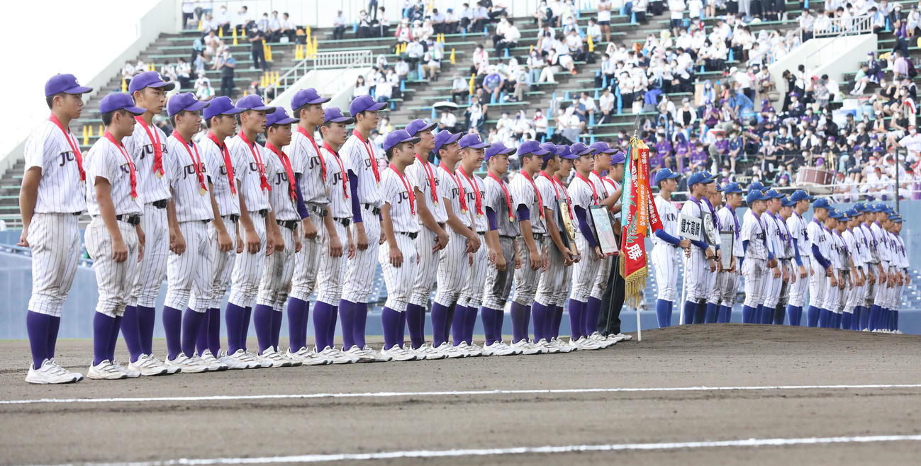 優勝した樹徳ナイン（左）と準優勝した高崎健康福祉大高崎ナイン（撮影・宮地輝）