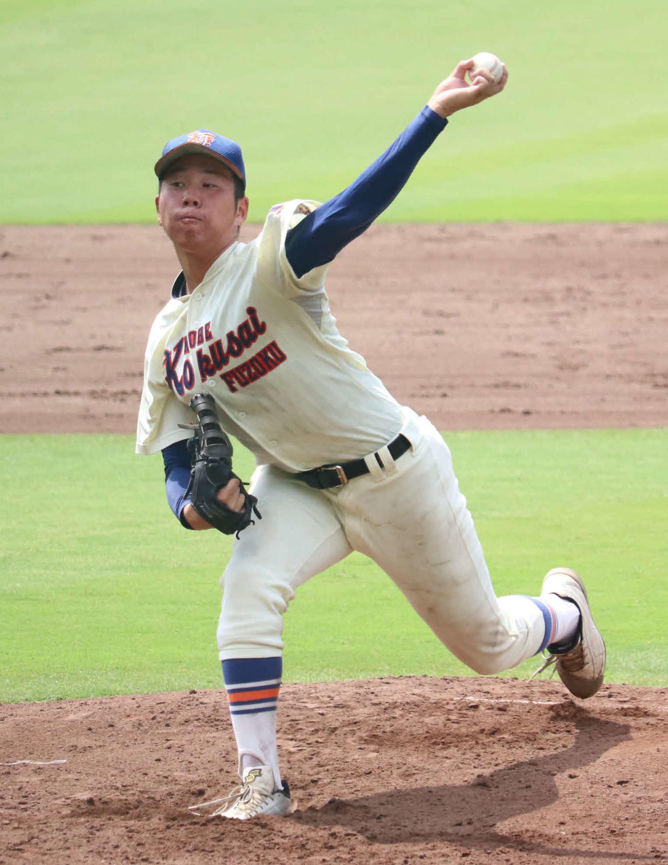 神戸国際大付対加古川西　力投する神戸国際大付・楠本晴紀（撮影・波部俊之介）