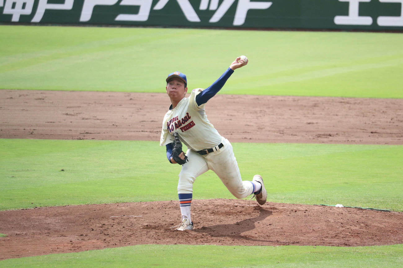 故障を乗り越え延長戦で力投した神戸国際大付・楠本晴紀（撮影・波部俊之介）