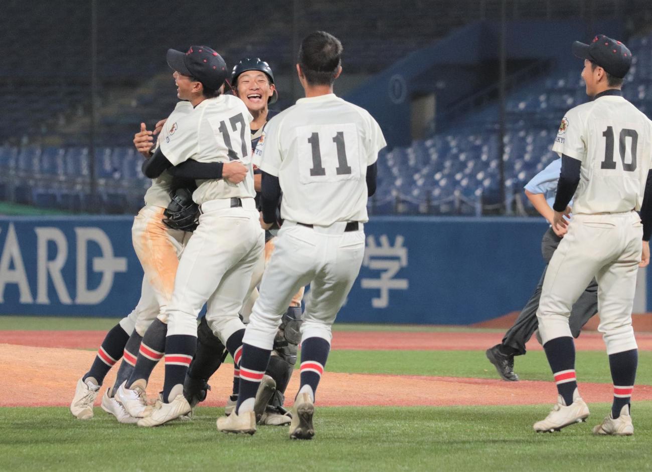 富士森対日大鶴ケ丘　グラウンドで抱き合いながら勝利を喜ぶ富士森の選手たち（撮影・藤塚大輔）