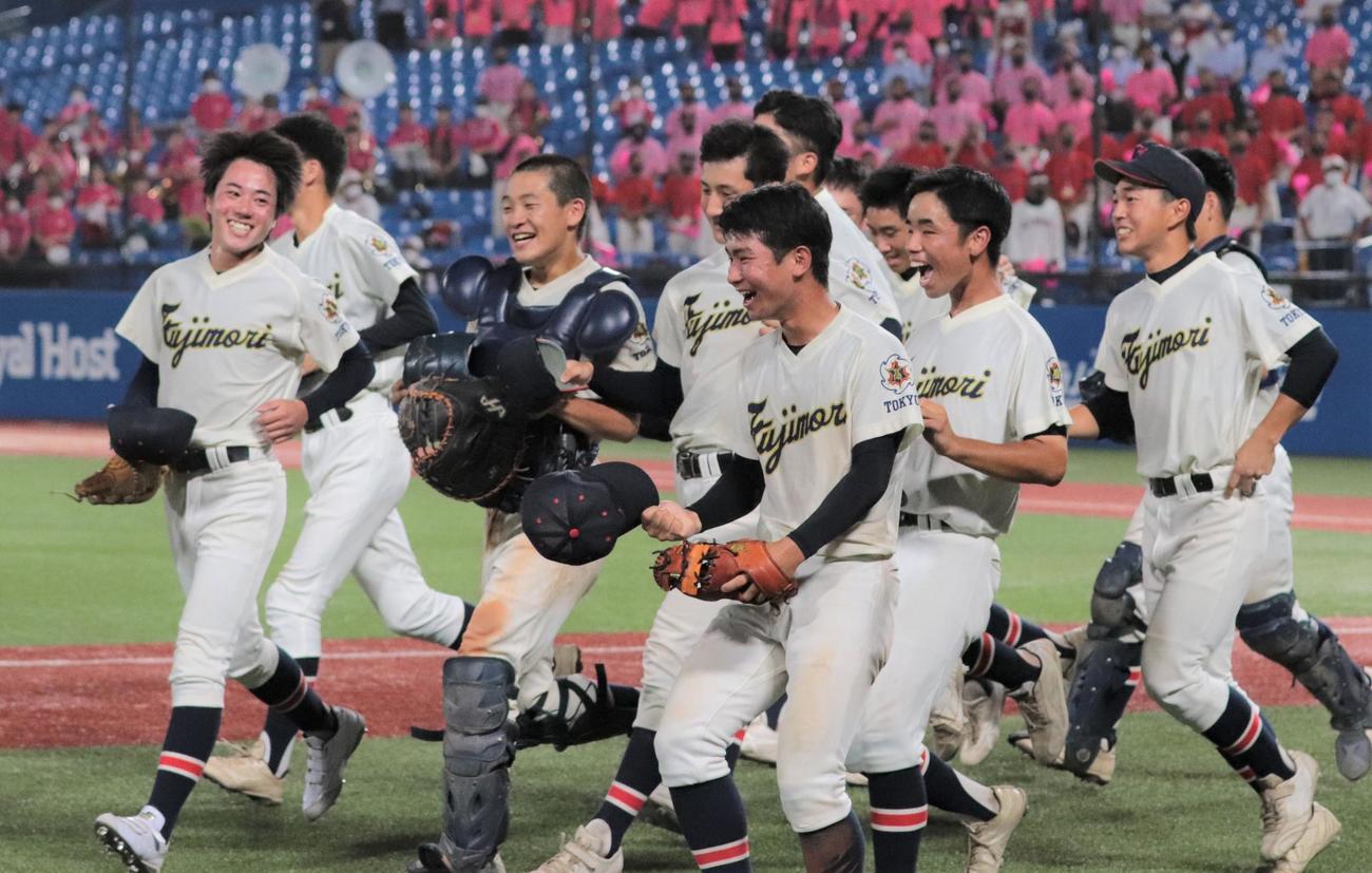 富士森対日大鶴ケ丘　笑顔で三塁側スタンドへあいさつに向かう富士森の選手たち（撮影・藤塚大輔）