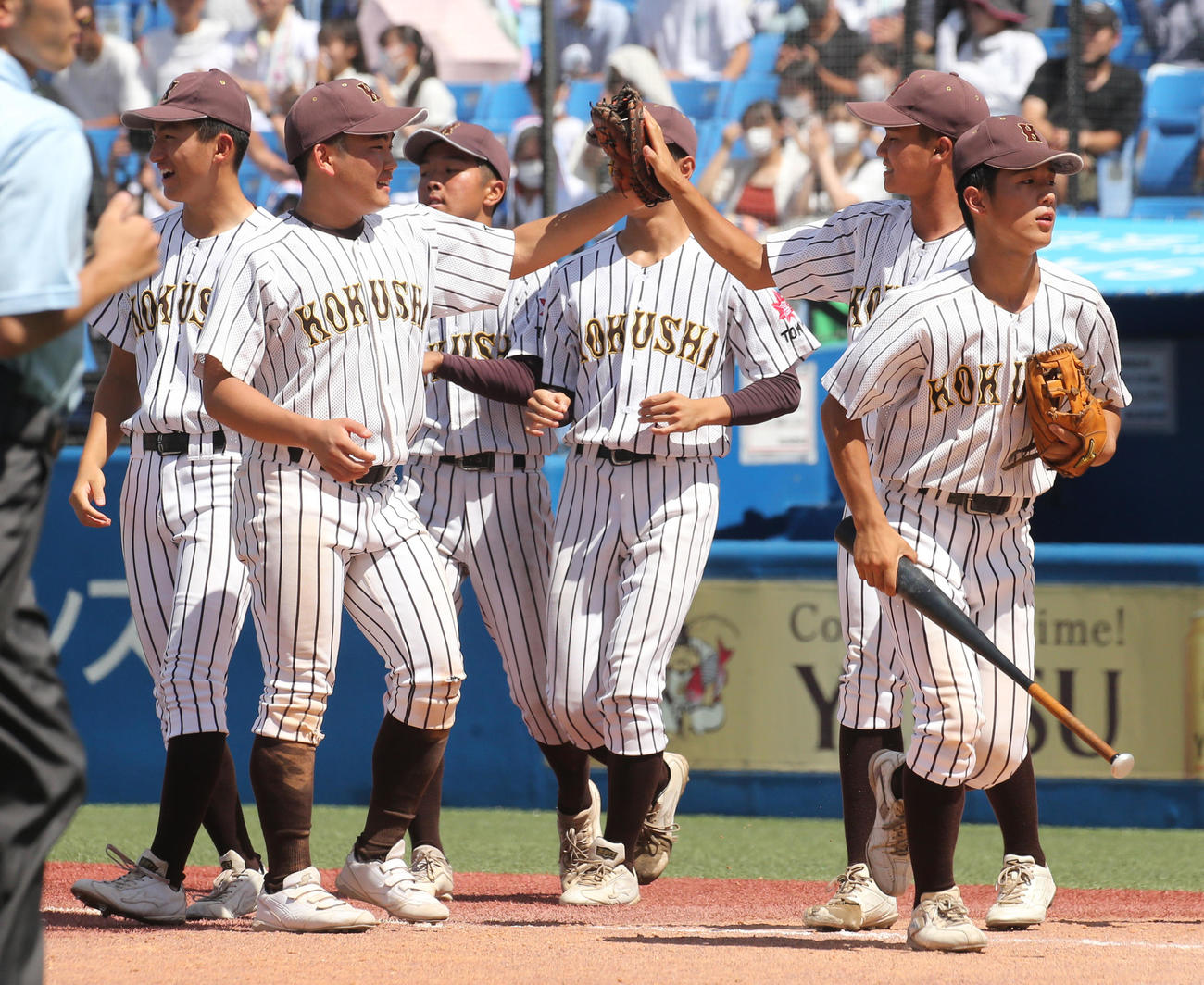 国士舘対国学院久我山　8－2で勝利し喜びあう国士舘の選手たち（撮影・野上伸悟）