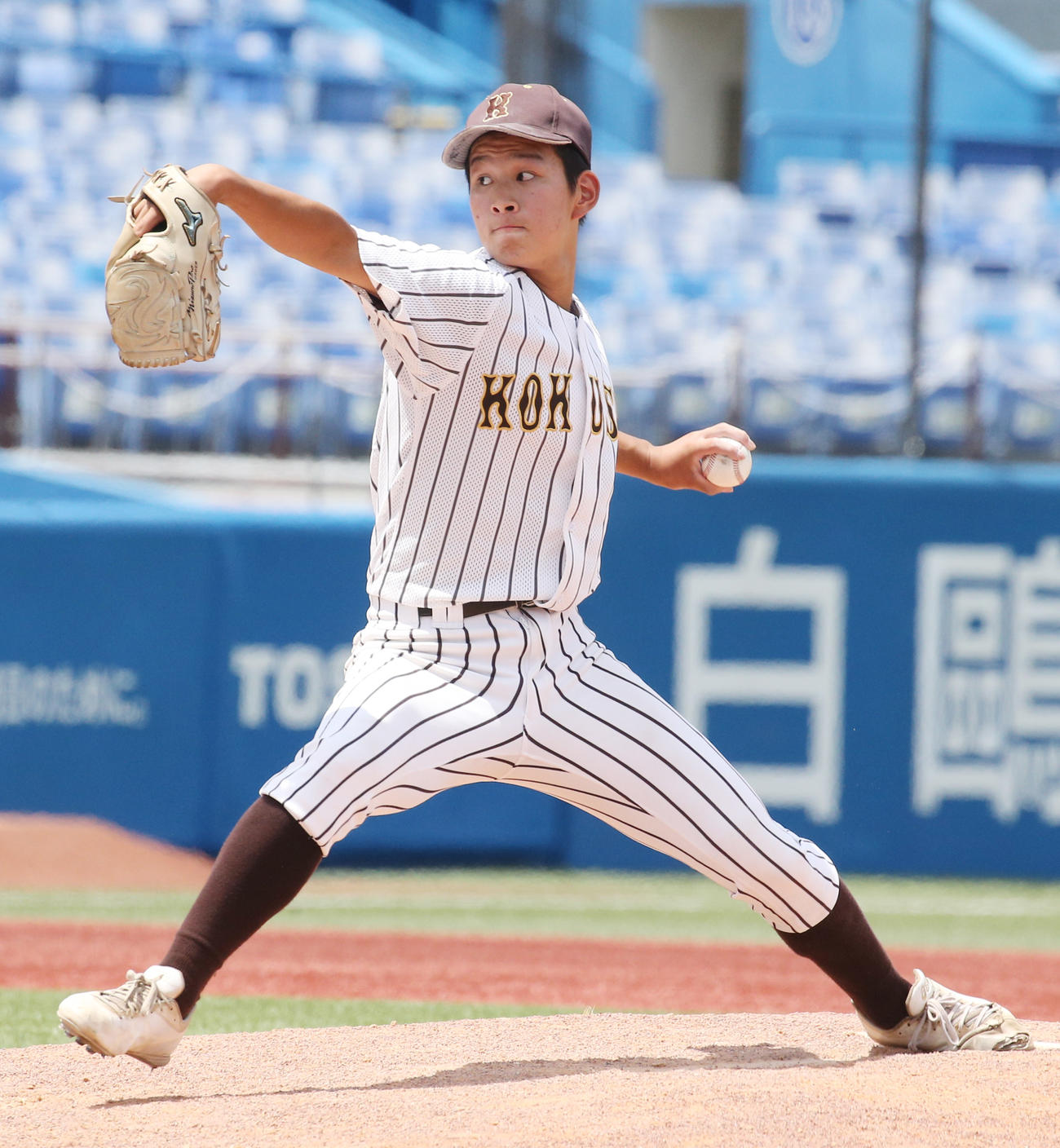 国士舘対国学院久我山　力投する国士舘先発の鈴木（撮影・野上伸悟）