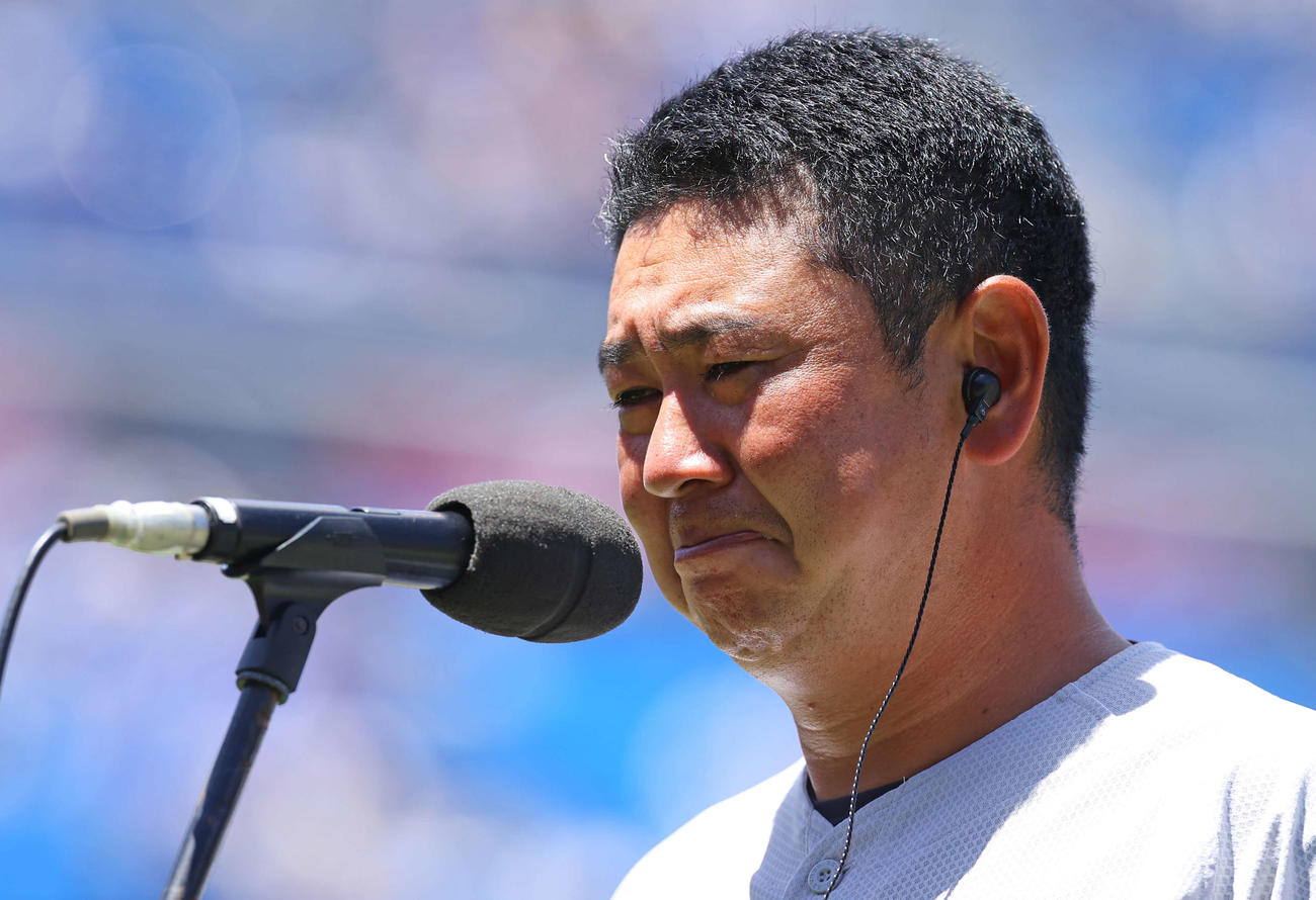 東海大相模対横浜　東海大相模を破り優勝を果たした横浜・村田監督は感極まる（撮影・垰建太）
