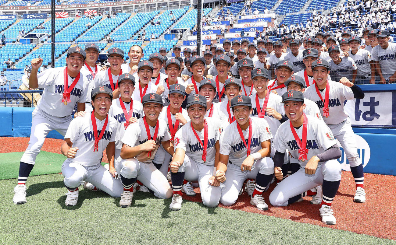 東海大相模対横浜　優勝を果たし記念写真に納まる横浜ナイン（撮影・垰建太）