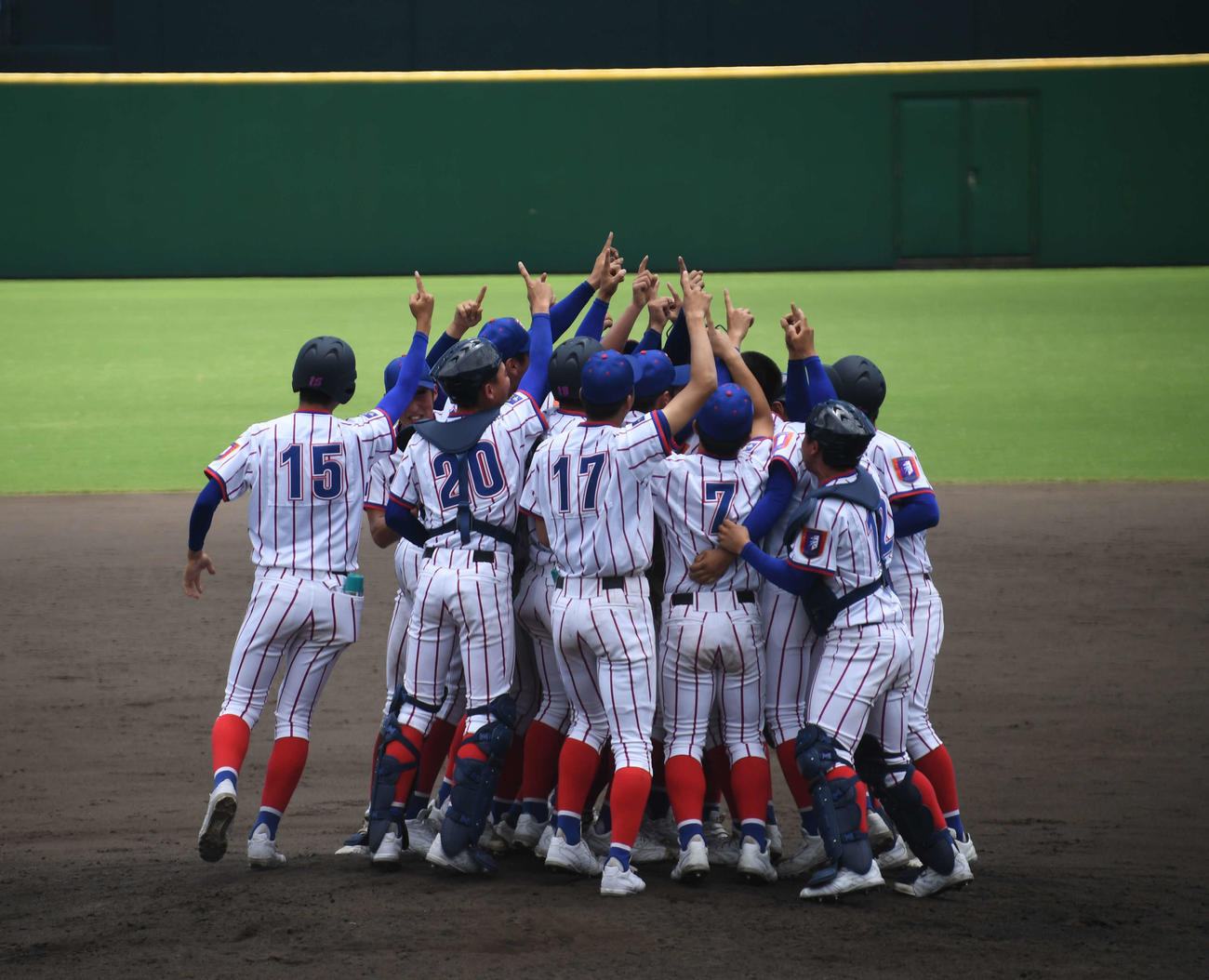 下関国際対宇部工　優勝してマウンドで歓喜する下関国際ナイン（撮影・片渕浩介）