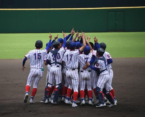 下関国際対宇部工　優勝してマウンドで歓喜する下関国際ナイン（撮影・片渕浩介）