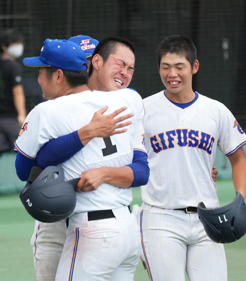第104回全国高校野球選手権岐阜県大会決勝　県立岐阜商業対帝京大可児　11回裏県立岐阜商業無死、右越えサヨナラ本塁打を放ち喜ぶ村瀬海斗（中央）（撮影・森本幸一）