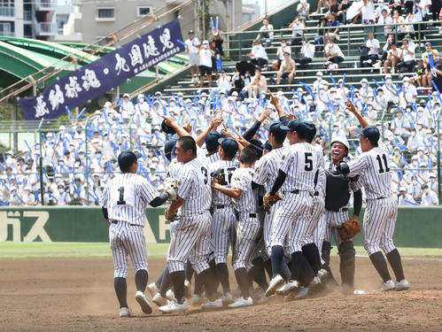 筑陽学園対九州国際大付　甲子園出場を決め、歓喜に沸く九州国際大付ナイン（撮影・屋方直哉）