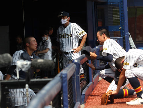 帝京長岡対日本文理　ベンチで泣く帝京長岡ナインを見つめる芝草監督
