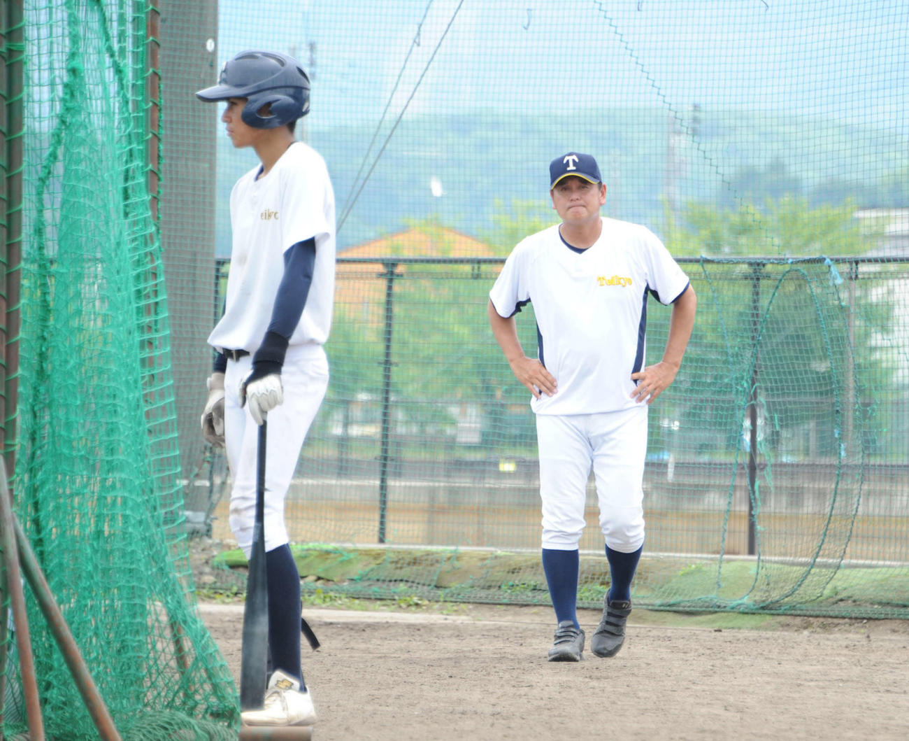 決勝前日の練習を見守る芝草監督