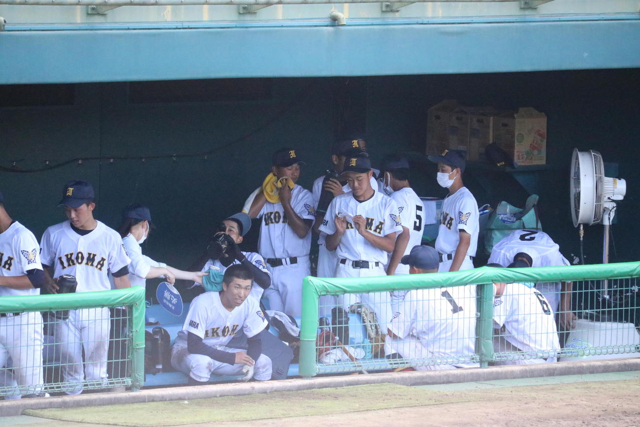 5回が終了し選手間で話し合う生駒のメンバー（撮影・益子浩一）