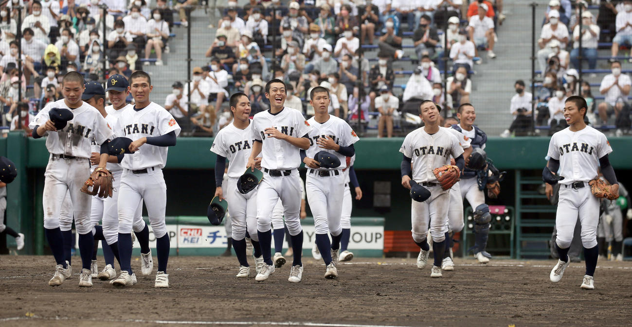 7月26日、札幌大谷対知内　優勝を決め駆け出す札幌大谷ナイン