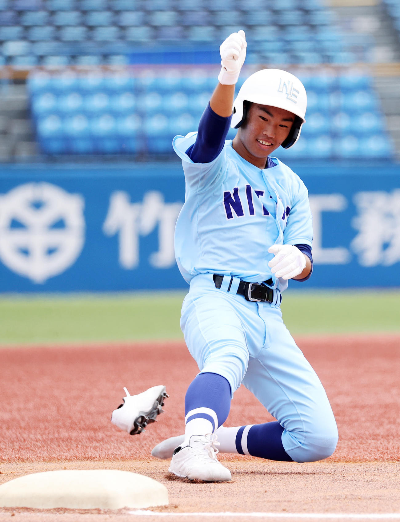 日体大荏原対城東　1回表日体大荏原1死二塁、千葉は中越え適時三塁打を放ち靴が脱げながら滑り込む（撮影・鈴木正人）