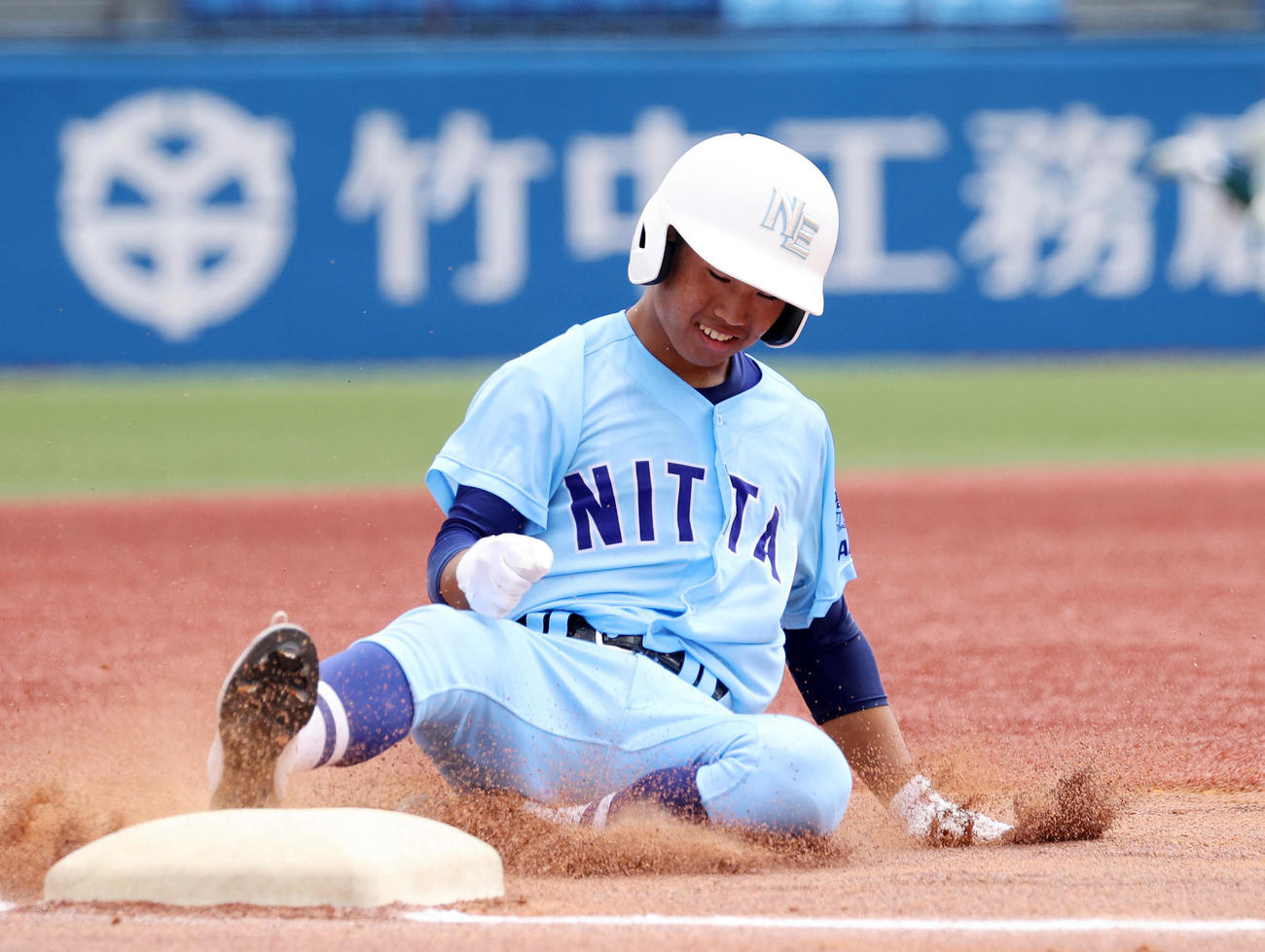 日体大荏原対城東　1回表日体大荏原1死二塁、千葉は中越え適時三塁打を放ち靴が脱げながら滑り込む（撮影・鈴木正人）