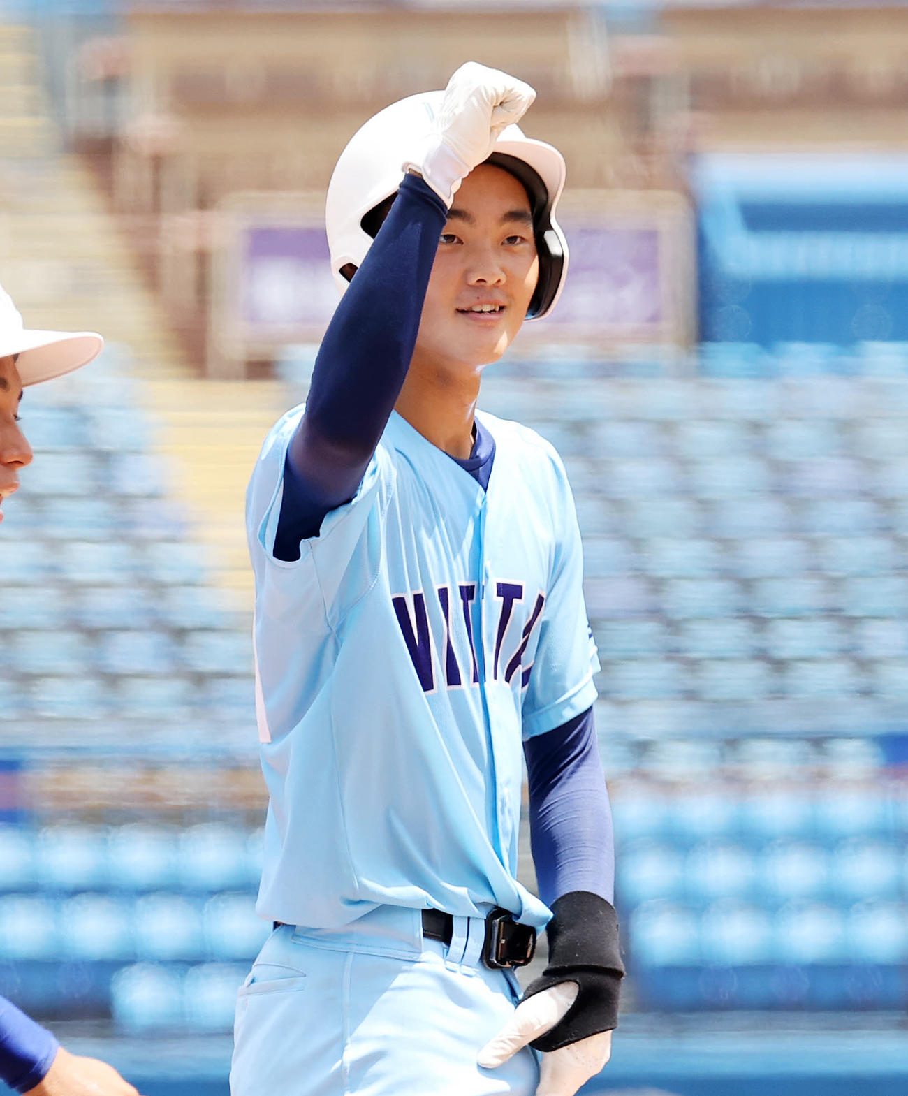 日体大荏原対城東　3回表日体大荏原2死二、三塁、原田は右中間適時三塁打を放ちガッツポーズ（撮影・鈴木正人）