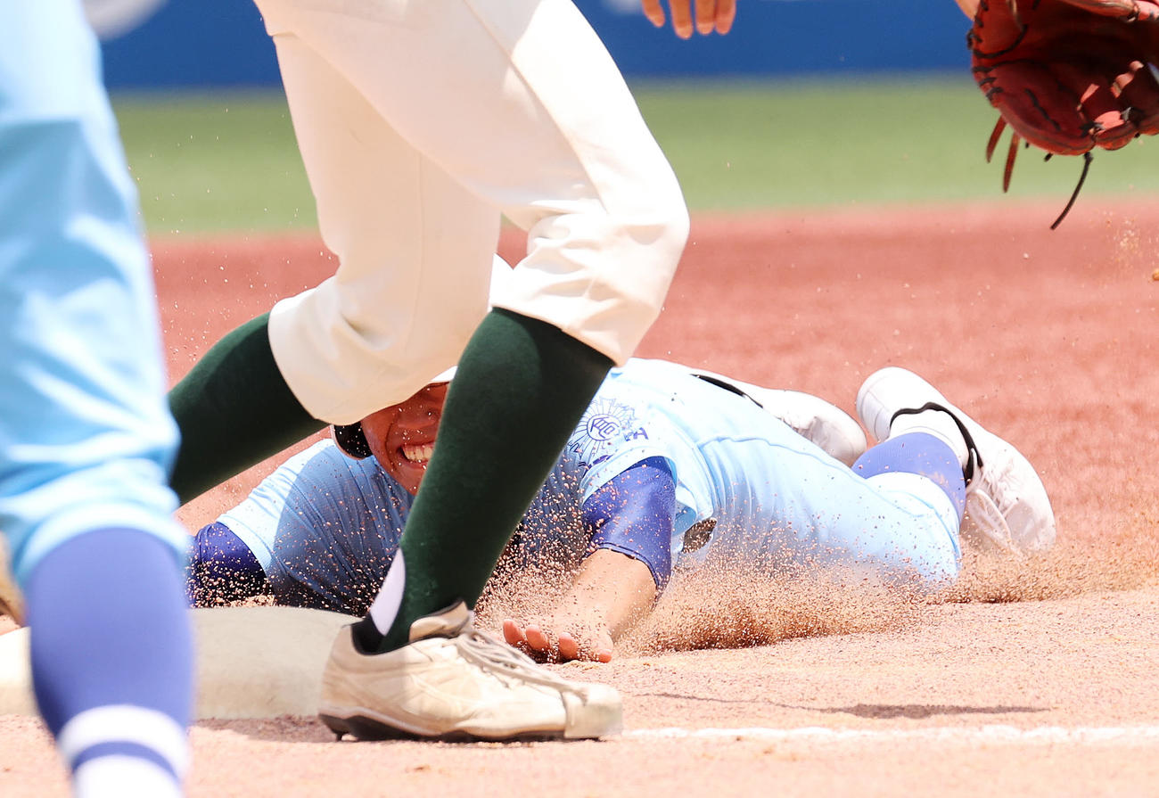 日体大荏原対城東　7回表日体大荏原2死二塁、暴投で二走の千葉が三塁にヘッドスライディング（撮影・鈴木正人）