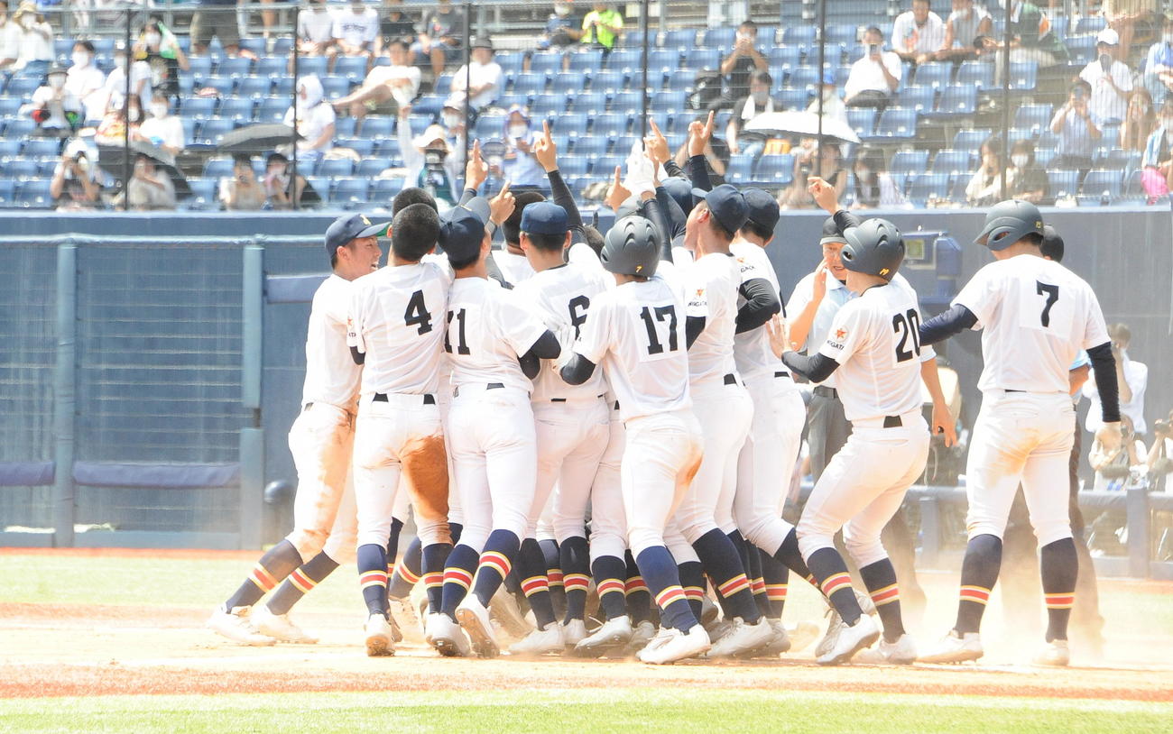 優勝を決めた日本文理の選手たちが喜びを爆発させる