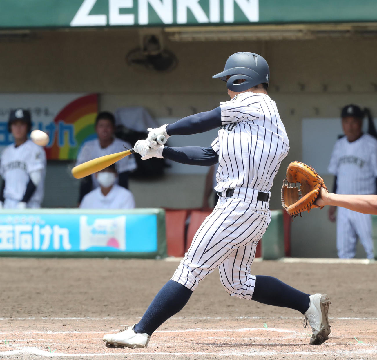 筑陽学園対九州国際大付　8回裏九州国際大付2死二塁、白井は左適時二塁打を放つ（撮影・屋方直哉）