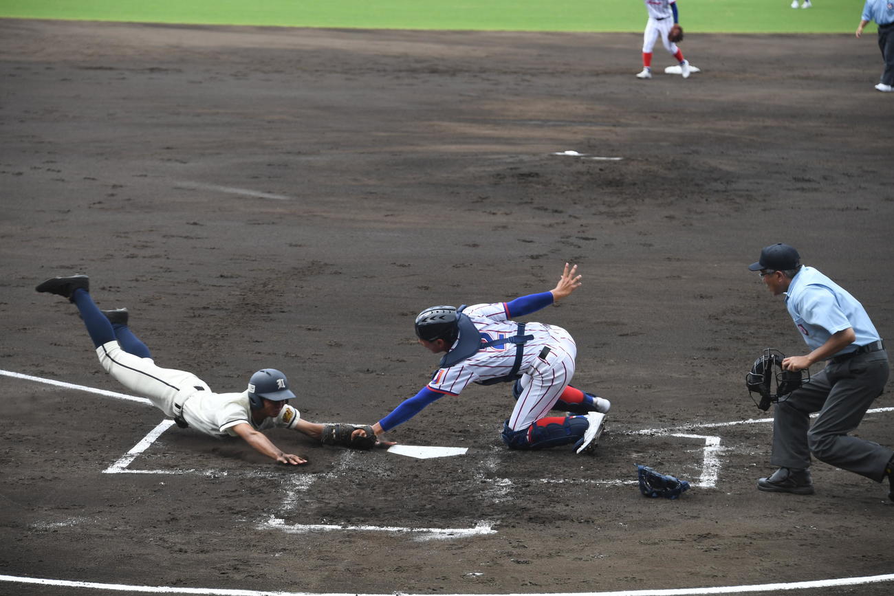 下関国際対宇部工　1回裏2死一、二塁、宇部工5番永井天翔の右前打で久波賢真が本塁突入もタッチアウト（撮影・片渕浩介）